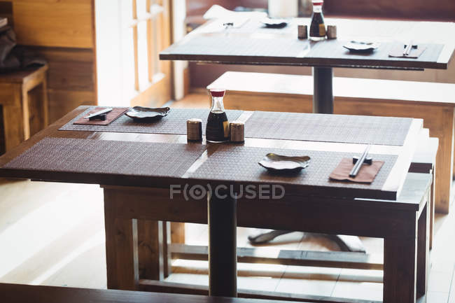 Mesas de jantar vazias e bancos no restaurante — Fotografia de Stock