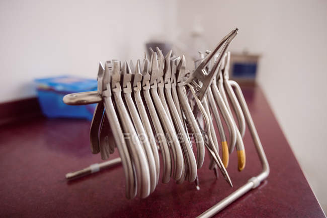 Primer plano de herramientas dentales en el consultorio del dentista - foto de stock