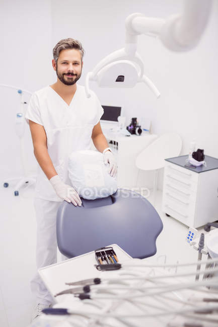 Retrato de dentista masculino em pé na clínica — Fotografia de Stock