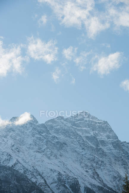 Tranquillo vista della bella catena montuosa innevata e nuvole — Foto stock