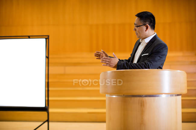 Чоловічий бізнес виконавчий даючи мови в конференц-центрі — стокове фото