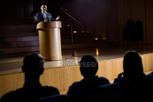 Exécutif prononçant un discours au centre de conférence — Photo de stock