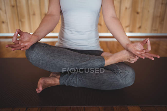 Mulher realizando ioga no estúdio de fitness — Fotografia de Stock
