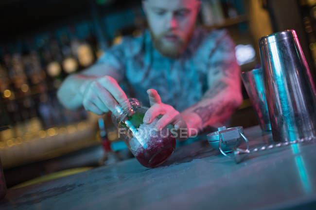 Barkeeper bereitet Cocktail am Tresen in Bar zu — Stockfoto
