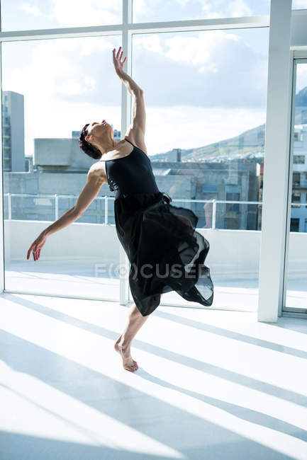 Dancer practicing contemporary dance in dance studio — Stock Photo