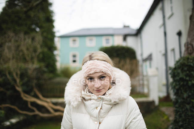 Retrato de mulher em casaco peludo ao ar livre — Fotografia de Stock