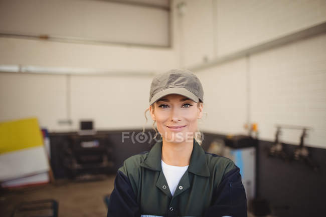 Retrato de sorridente mecânico feminino na garagem de reparação — Fotografia de Stock
