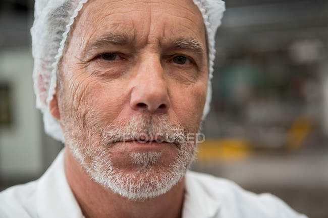 Крупный план портрета рабочего-мужчины на заводе — стоковое фото