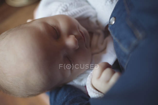 Gros plan de la mère tenant bébé mignon dans les bras — Photo de stock