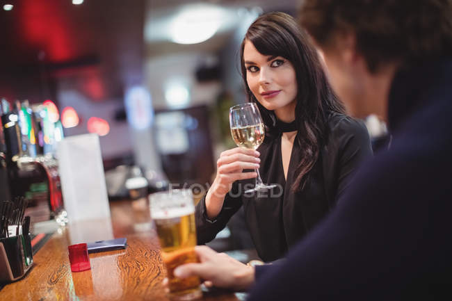 Casal tomando bebidas juntos no bar — Fotografia de Stock