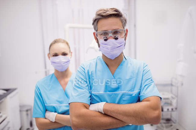 Портрет стоматолога, стоящего со скрещенными руками в стоматологической клинике — стоковое фото