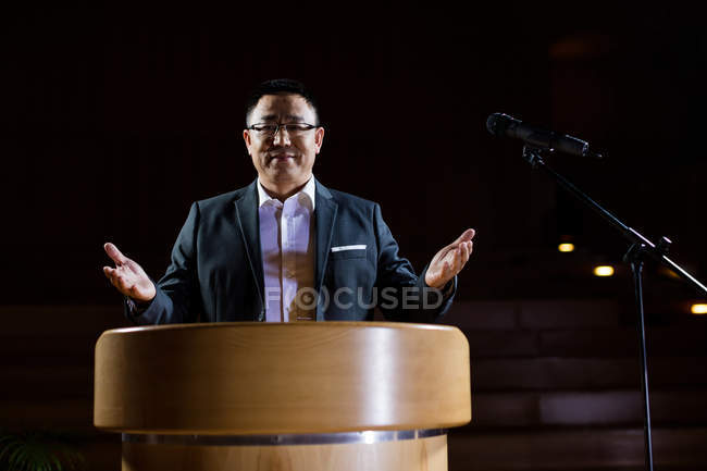 Geschäftsleiter hält Rede im Konferenzzentrum — Stockfoto