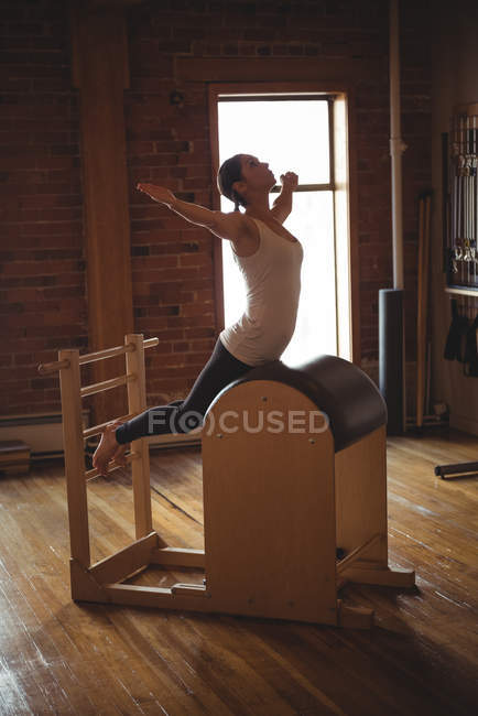 Donna sana che pratica pilates in palestra — Foto stock