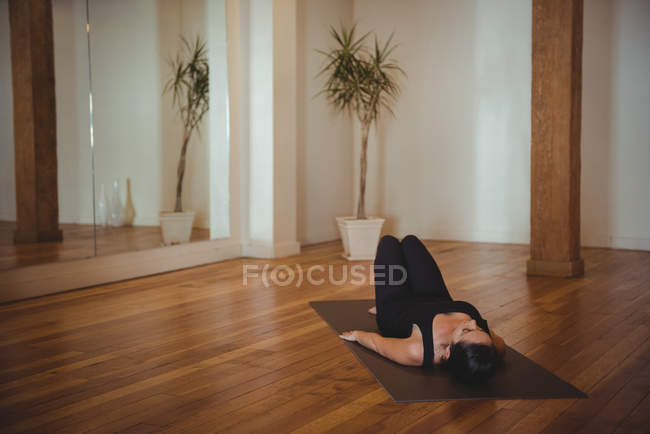 Mujer practicando yoga en gimnasio - foto de stock