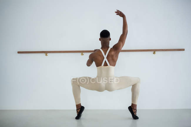 Вид ззаду балерино практикує балетний танець в студії — стокове фото