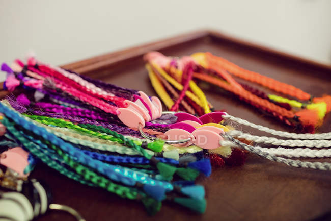 Assortiti colorati dreadlocks artificiali in negozio — Foto stock