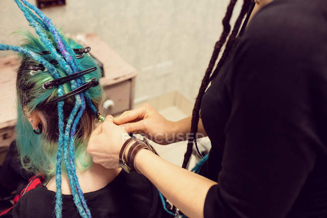 Estetista styling clienti capelli in dreadlocks negozio — Foto stock