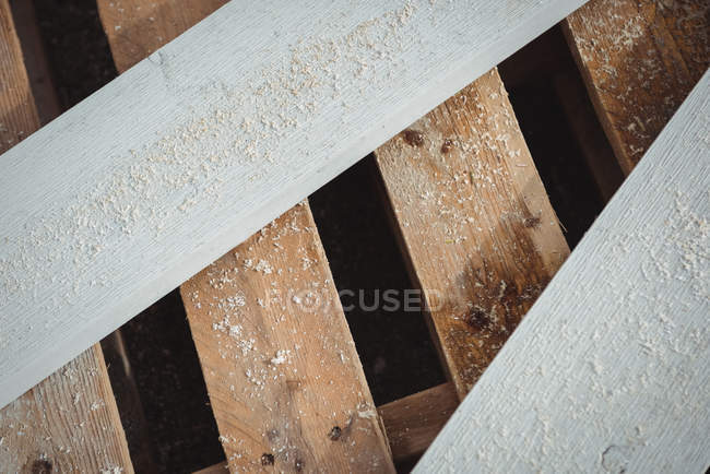 Primer plano de tablones de madera con aserrín en obra - foto de stock