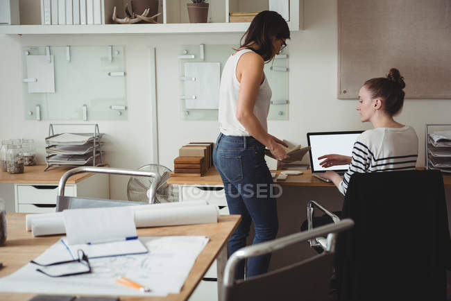 Dirigeants d'entreprise interagissant les uns avec les autres au bureau — Photo de stock