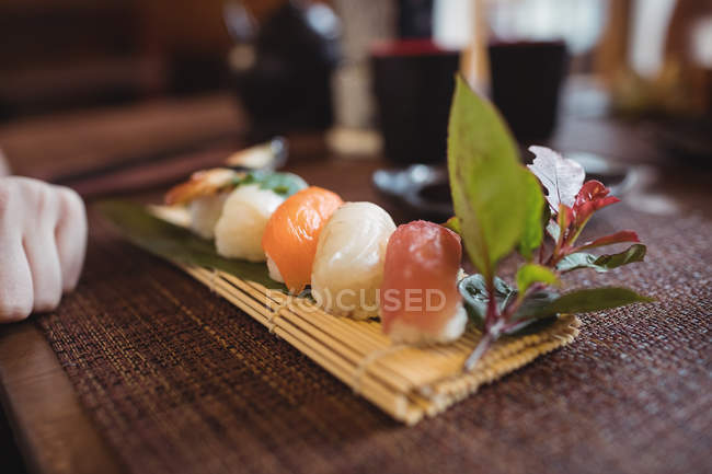 Primer plano de la mesa de sushi en el restaurante - foto de stock