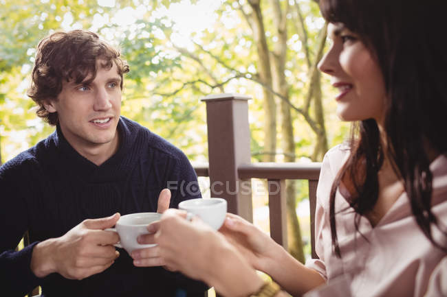 Casal tomando café juntos no restaurante — Fotografia de Stock