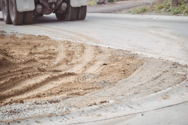 Trilha de pneus na lama no local de construção — Fotografia de Stock