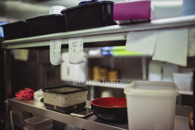 Contas e recipientes na cozinha no restaurante — Fotografia de Stock