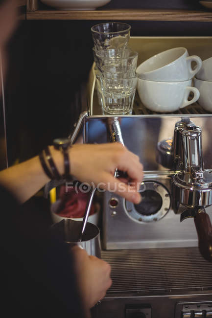 Офіціантка використовує кавоварку в кафе — стокове фото