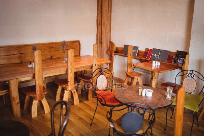 Mesas vazias e cadeiras no café — Fotografia de Stock