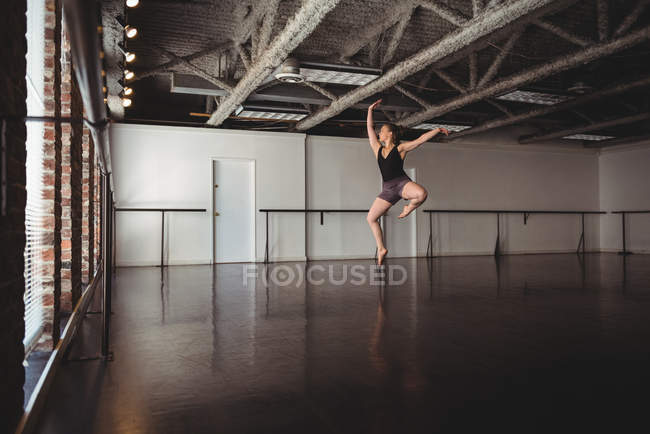 Frau übt zeitgenössischen Tanz im Tanzstudio — Stockfoto