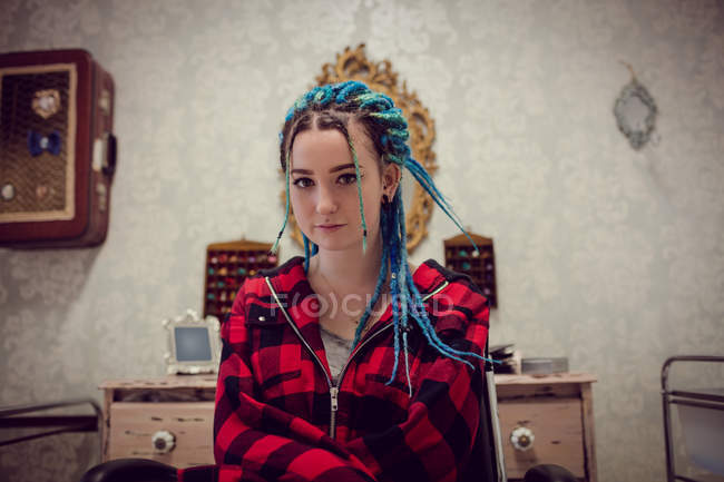 Retrato de mujer con rastas en salón - foto de stock