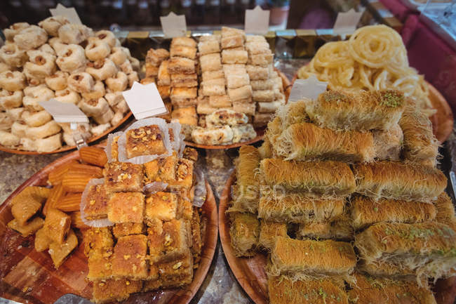 Vários doces turcos dispostos na prateleira e exibição na loja — Fotografia de Stock