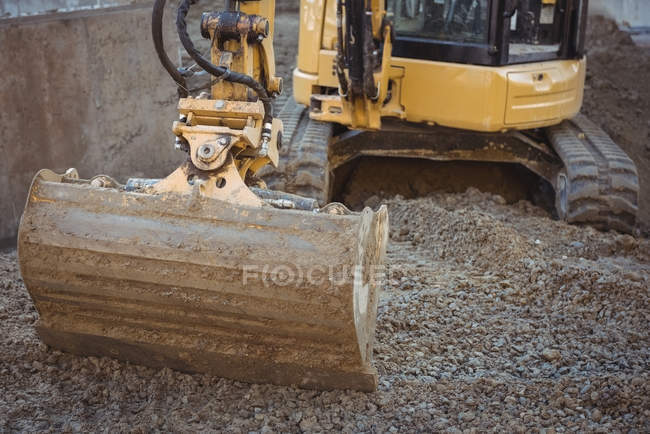 Бульдозер выравнивает грязь на строительной площадке — стоковое фото