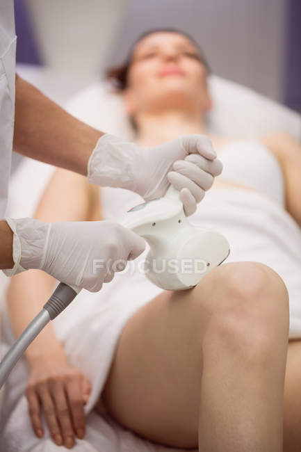 Mujer recibiendo tratamiento cosmético contra la celulitis en la clínica - foto de stock