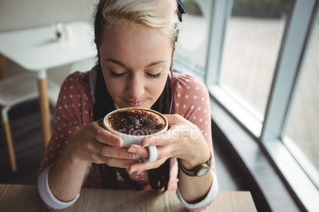 Mulher tomando xícara de café no café — Fotografia de Stock
