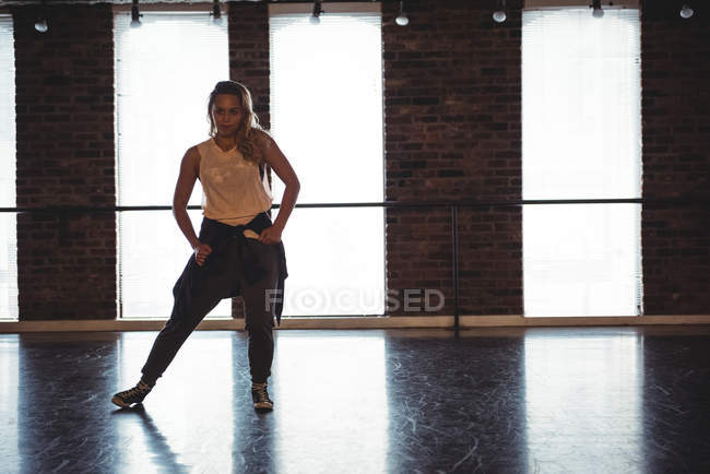 Женщина, практикующая танцевальное движение в танцевальной студии — стоковое фото