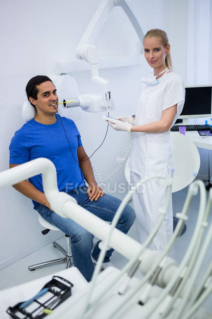 Dentiste féminine prenant une radiographie des dents du patient à la clinique — Photo de stock
