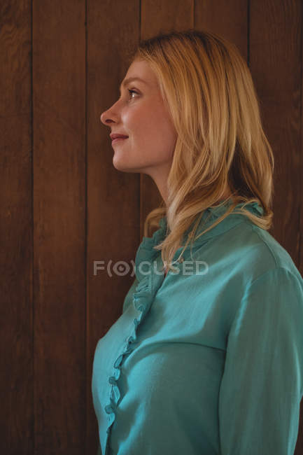 Close-up de mulher pensativa em casa — Fotografia de Stock