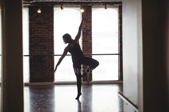 Woman practicing contemporary dance in dance studio — Stock Photo
