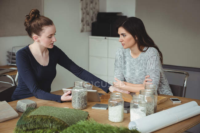 Business executives interacting with each other in office — Stock Photo