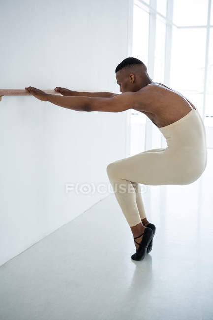 Bailarino praticando dança de balé no estúdio — Fotografia de Stock