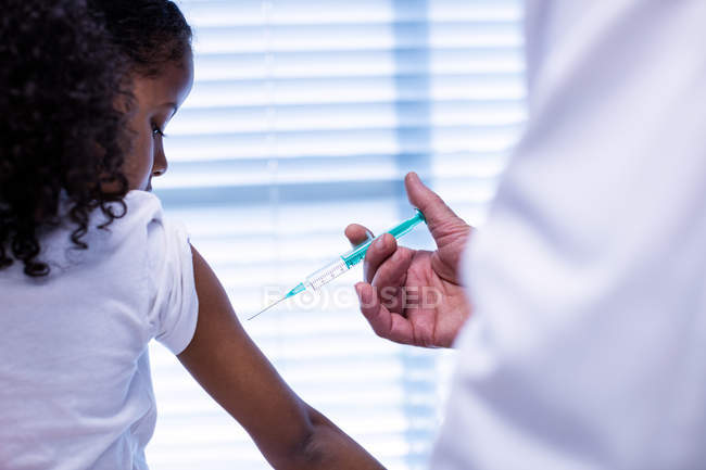 Médecin faisant une injection au patient à l'hôpital — Photo de stock