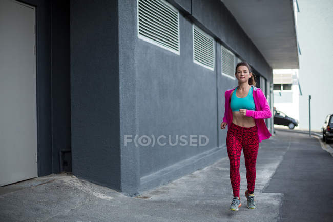 Паркур жінка біжить на вулиці — стокове фото