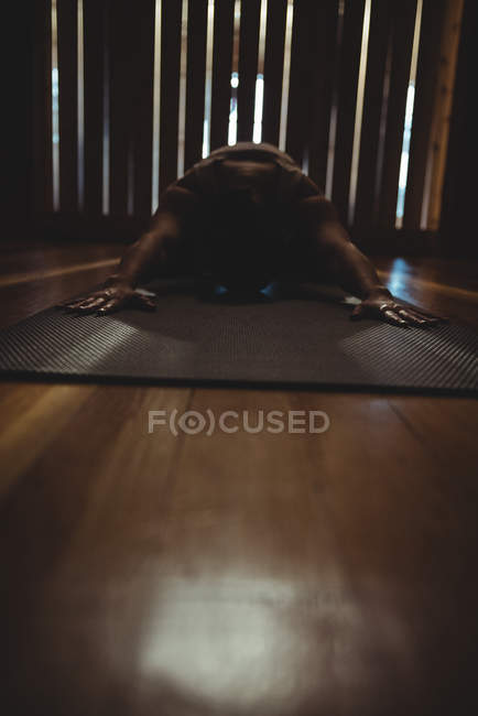 Femme en bonne santé pratiquant le yoga enfants posent dans un studio de fitness — Photo de stock