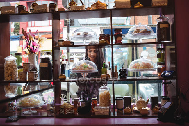 Schöne Frau schaut sich türkische Süßigkeiten im Geschäft an — Stockfoto