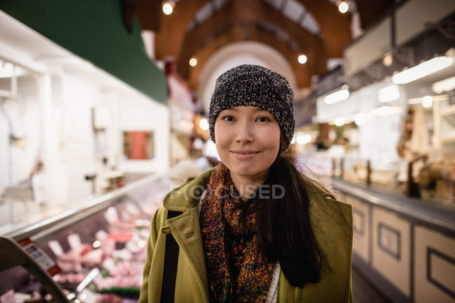 Ritratto di donna sorridente in piedi nel supermercato — Foto stock