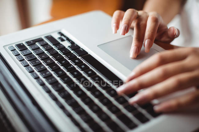 Жінка використовує ноутбук у кафе — стокове фото