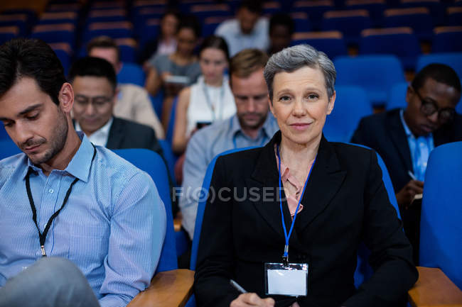 Бізнес-керівники, які беруть участь у діловій зустрічі в конференц-центрі — стокове фото