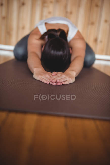 Femme effectuant du yoga dans un studio de fitness — Photo de stock