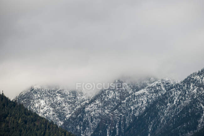 Vista panorámica de la hermosa cordillera nevada y las nubes - foto de stock